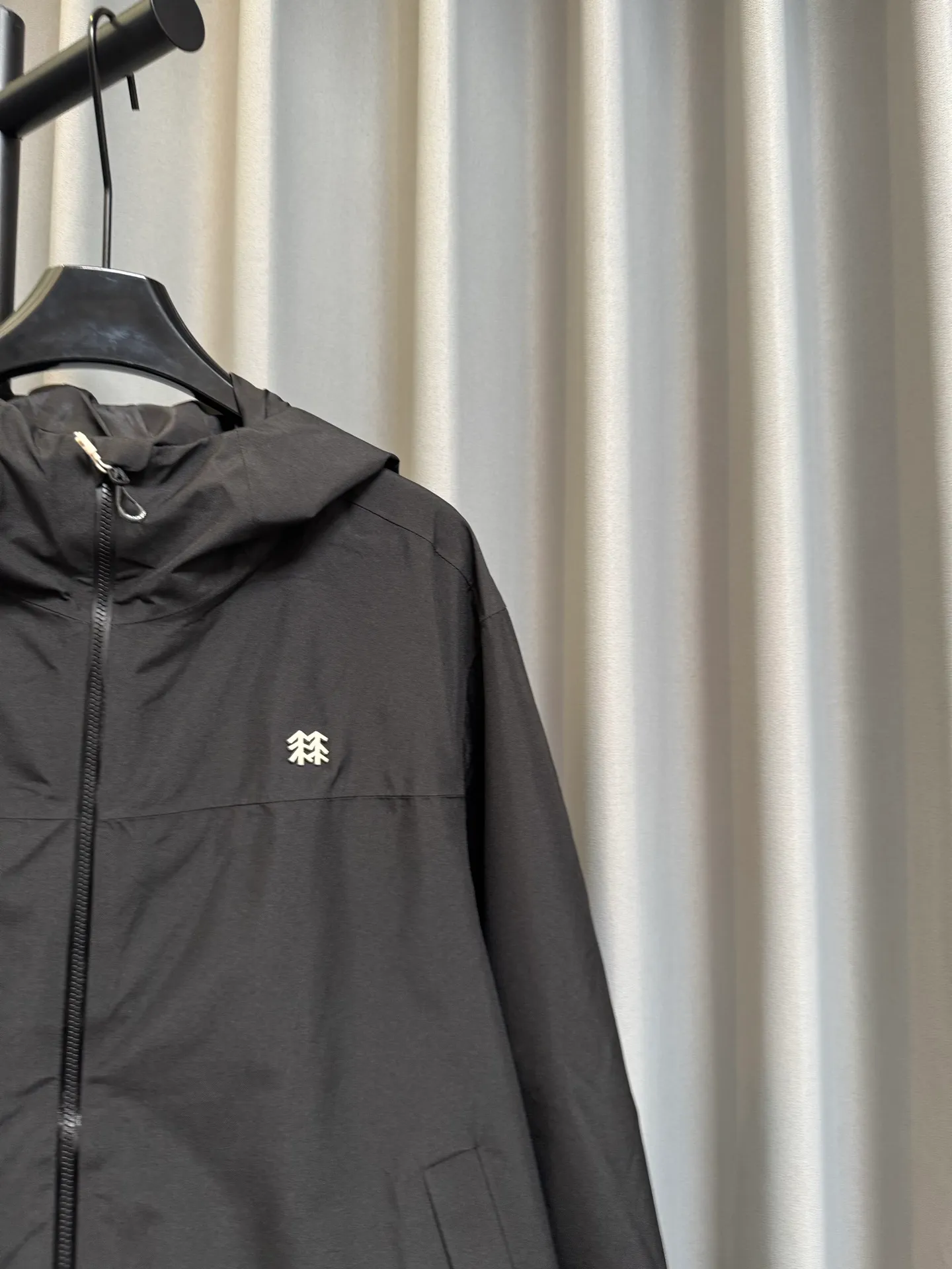 [Premium Reproduction] KOLON/KOLON SPORT 26fw New Arrival 2L Short Soft Shell Jacket Loose Waterproof Windproof Wear-Resistant Breathable Jacket (Black) Originally developed by b. The top version of this women's jacket is made of polyester fabric with waterproof, windproof, and Wear-Resistant properties. It is equipped with a waterproof zipper. The hood, cuffs, and hem are adjustable and have a loose fit. It is suitable for summer outdoor scenes and can also be used for daily commuting. It not only meets the needs of basic outdoor protection, but also has a dazzling color design, taking into account both practicality and appearance. It is suitable for women who pursue professional outdoor functions and value the dressing effect. It is positioned as a practical model that takes into account both outdoor and daily life. Look for the version. Size：xs/s/m/l/xl